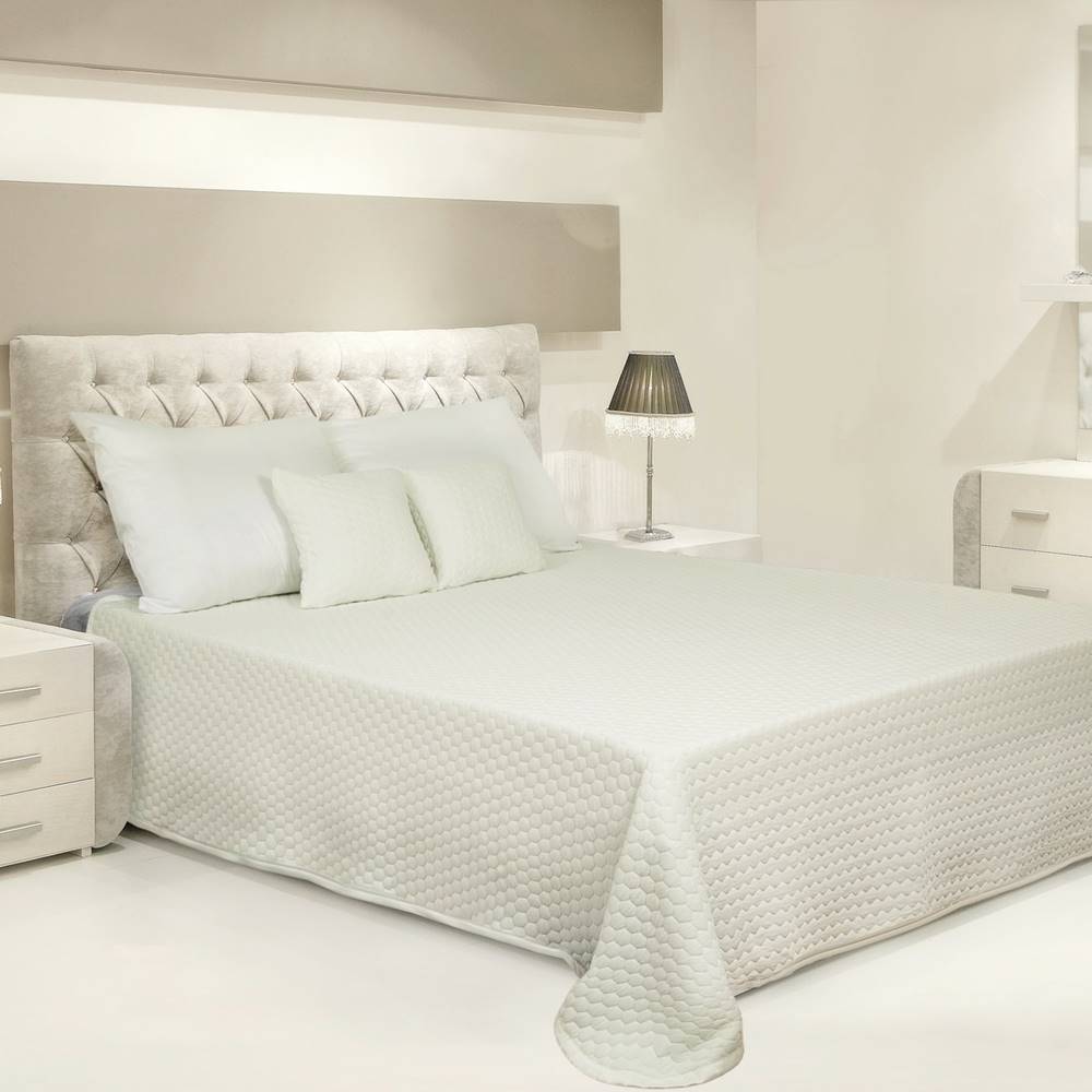 Matex  Prikrývka na posteľ Carmen krémové plásty, 220 x 240 cm, značky Matex